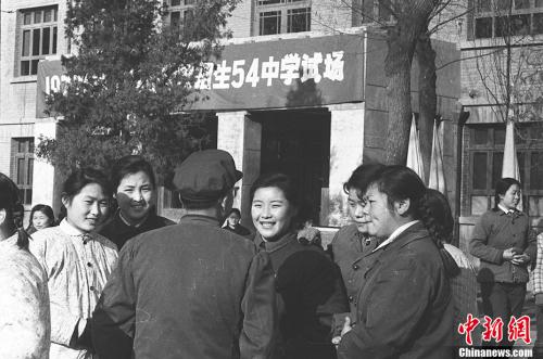 图为1977年12月,北京高考考点的考生们互相交流。 翁乃强 摄 图片来源:视觉中国 图为1977年12月,北京高考考点的考生们互相交流。 翁乃强 摄 图片来源:视觉中国